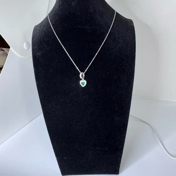 Elegant Silver Necklace with Green Heart Pendant - Picture 2 of 6